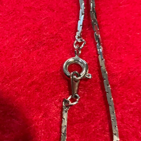 2 necklaces. - Oval necklace, silver tone and silver tone chain 22”. - Picture 5 of 6